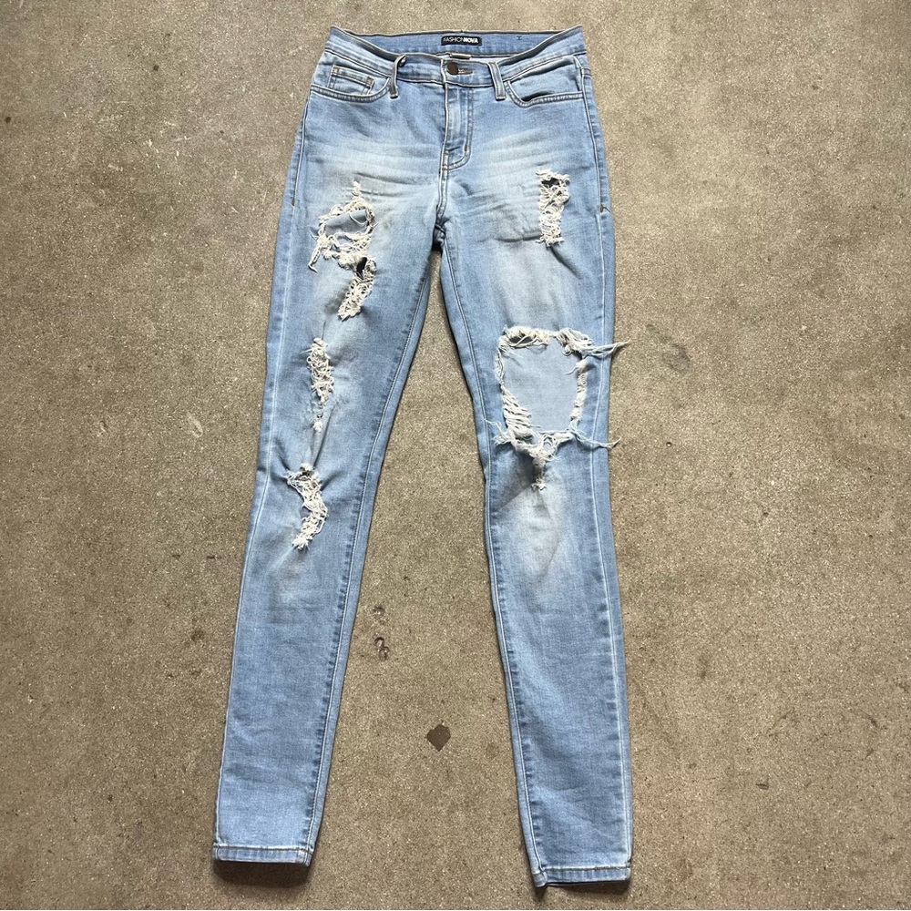 Fashion Nova Distressed Skinny Jeans 💙✨